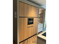 Mk natural beach eiland showroom keuken met kastenwand en coffeecorner - afbeelding 9 van  32