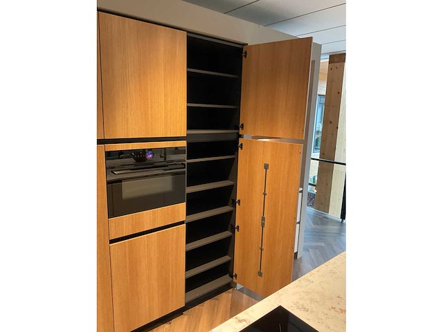 Mk natural beach eiland showroom keuken met kastenwand en coffeecorner - afbeelding 10 van  32