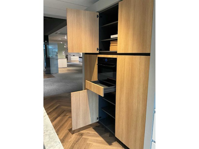 Mk natural beach eiland showroom keuken met kastenwand en coffeecorner - afbeelding 11 van  32