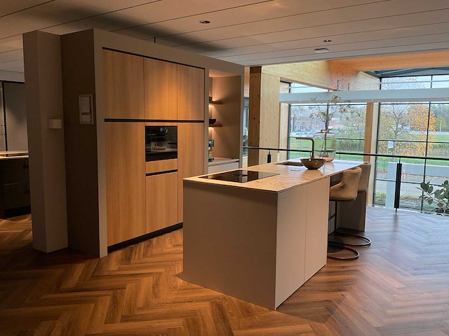 Mk natural beach eiland showroom keuken met kastenwand en coffeecorner - afbeelding 1 van  32