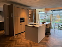 Mk natural beach eiland showroom keuken met kastenwand en coffeecorner