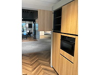 Mk natural beach eiland showroom keuken met kastenwand en coffeecorner - afbeelding 13 van  32