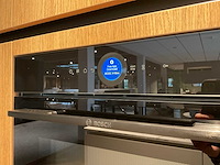 Mk natural beach eiland showroom keuken met kastenwand en coffeecorner - afbeelding 16 van  32