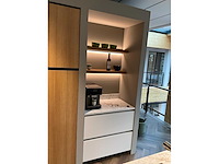 Mk natural beach eiland showroom keuken met kastenwand en coffeecorner - afbeelding 18 van  32