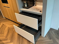 Mk natural beach eiland showroom keuken met kastenwand en coffeecorner - afbeelding 19 van  32