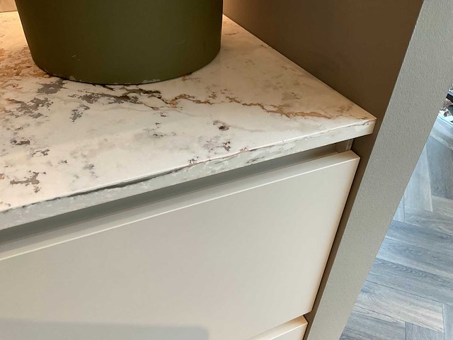 Mk natural beach eiland showroom keuken met kastenwand en coffeecorner - afbeelding 22 van  32