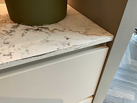 Mk natural beach eiland showroom keuken met kastenwand en coffeecorner - afbeelding 22 van  32