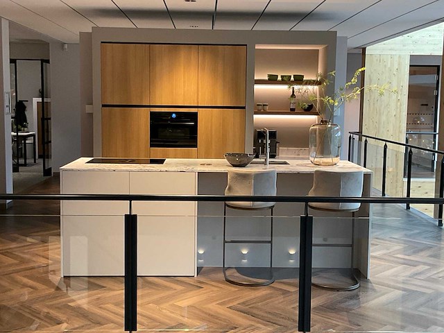 Mk natural beach eiland showroom keuken met kastenwand en coffeecorner - afbeelding 12 van  32
