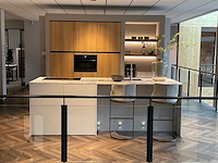 Mk natural beach eiland showroom keuken met kastenwand en coffeecorner - afbeelding 12 van  32