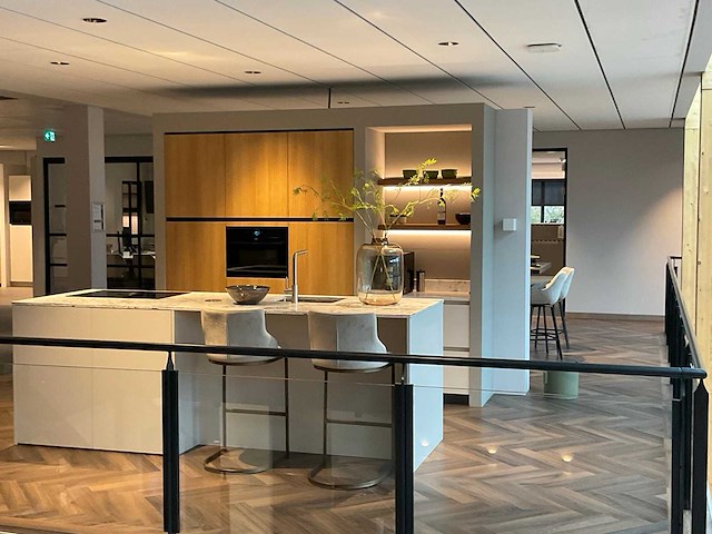 Mk natural beach eiland showroom keuken met kastenwand en coffeecorner - afbeelding 23 van  32