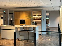 Mk natural beach eiland showroom keuken met kastenwand en coffeecorner - afbeelding 23 van  32