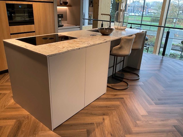 Mk natural beach eiland showroom keuken met kastenwand en coffeecorner - afbeelding 27 van  32