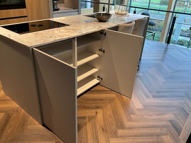 Mk natural beach eiland showroom keuken met kastenwand en coffeecorner - afbeelding 28 van  32