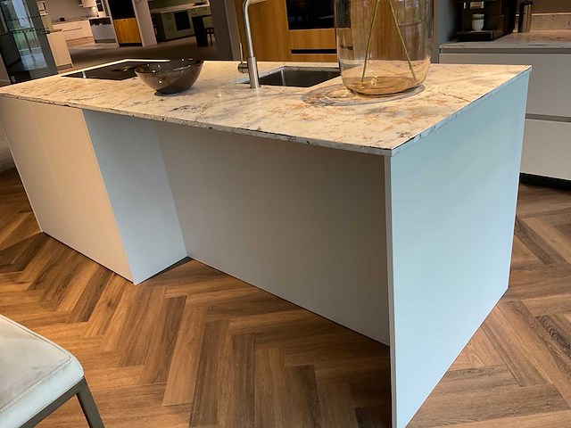 Mk natural beach eiland showroom keuken met kastenwand en coffeecorner - afbeelding 29 van  32