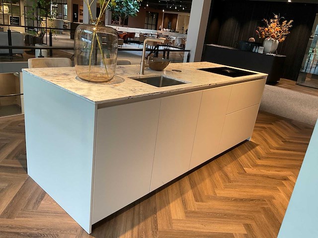Mk natural beach eiland showroom keuken met kastenwand en coffeecorner - afbeelding 30 van  32