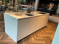 Mk natural beach eiland showroom keuken met kastenwand en coffeecorner - afbeelding 30 van  32