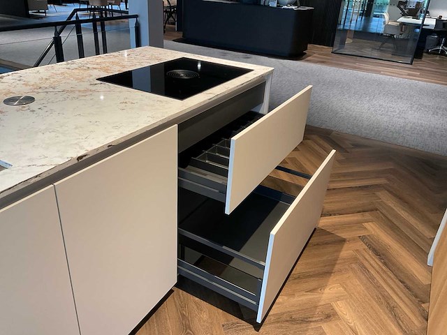 Mk natural beach eiland showroom keuken met kastenwand en coffeecorner - afbeelding 31 van  32
