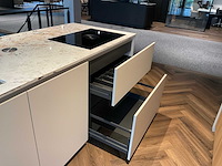 Mk natural beach eiland showroom keuken met kastenwand en coffeecorner - afbeelding 31 van  32