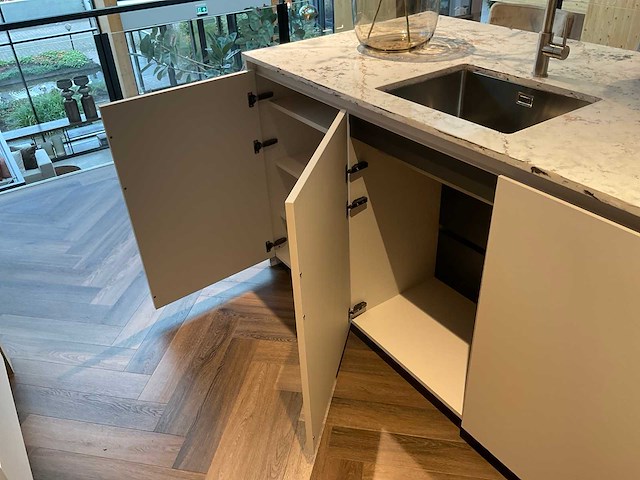 Mk natural beach eiland showroom keuken met kastenwand en coffeecorner - afbeelding 32 van  32