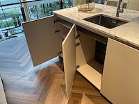 Mk natural beach eiland showroom keuken met kastenwand en coffeecorner - afbeelding 32 van  32