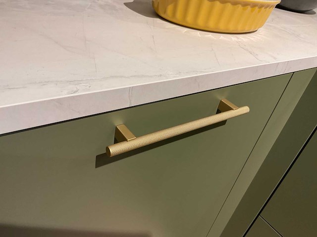 Mk olijf hoekopgestelde showroomkeuken - afbeelding 17 van  26