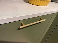 Mk olijf hoekopgestelde showroomkeuken - afbeelding 17 van  26