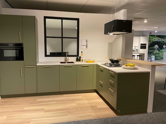 Mk olijf hoekopgestelde showroomkeuken - afbeelding 12 van  26