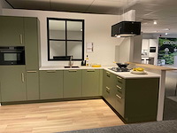 Mk olijf hoekopgestelde showroomkeuken - afbeelding 12 van  26