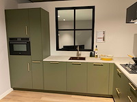 Mk olijf hoekopgestelde showroomkeuken - afbeelding 20 van  26