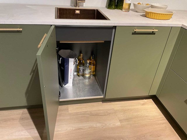 Mk olijf hoekopgestelde showroomkeuken - afbeelding 21 van  26