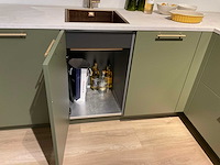 Mk olijf hoekopgestelde showroomkeuken - afbeelding 21 van  26