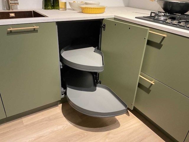 Mk olijf hoekopgestelde showroomkeuken - afbeelding 22 van  26