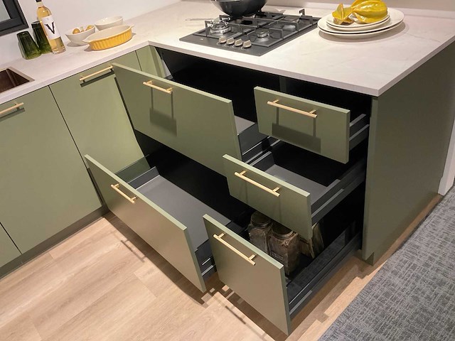 Mk olijf hoekopgestelde showroomkeuken - afbeelding 23 van  26