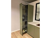 Mk olijf hoekopgestelde showroomkeuken - afbeelding 24 van  26