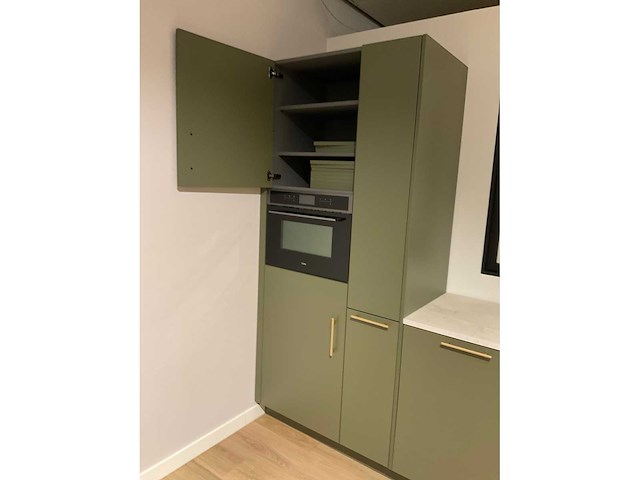 Mk olijf hoekopgestelde showroomkeuken - afbeelding 25 van  26