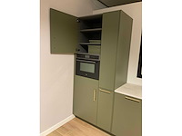 Mk olijf hoekopgestelde showroomkeuken - afbeelding 25 van  26