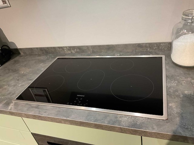 Mk saliegroen hoekopgestelde showroomkeuken - afbeelding 2 van  21