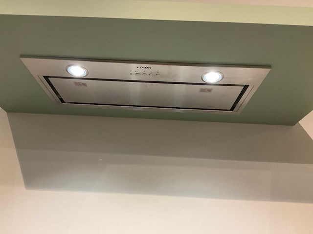 Mk saliegroen hoekopgestelde showroomkeuken - afbeelding 4 van  21