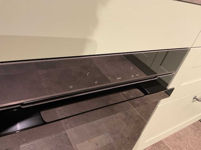 Mk saliegroen hoekopgestelde showroomkeuken - afbeelding 6 van  21