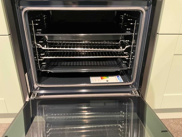 Mk saliegroen hoekopgestelde showroomkeuken - afbeelding 7 van  21