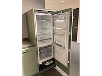 Mk saliegroen hoekopgestelde showroomkeuken - afbeelding 8 van  21