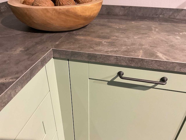 Mk saliegroen hoekopgestelde showroomkeuken - afbeelding 11 van  21