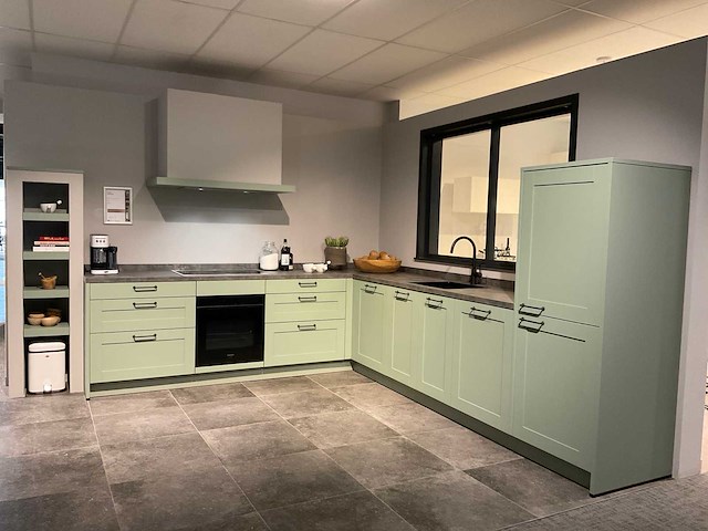 Mk saliegroen hoekopgestelde showroomkeuken - afbeelding 1 van  21