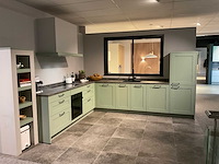 Mk saliegroen hoekopgestelde showroomkeuken - afbeelding 12 van  21