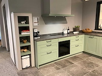 Mk saliegroen hoekopgestelde showroomkeuken - afbeelding 15 van  21