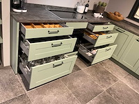 Mk saliegroen hoekopgestelde showroomkeuken - afbeelding 16 van  21