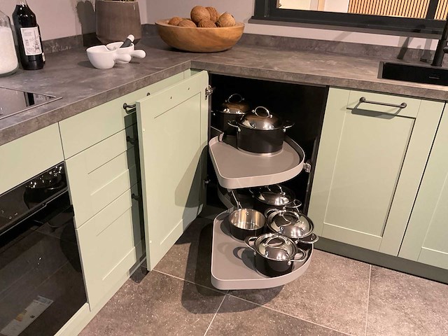 Mk saliegroen hoekopgestelde showroomkeuken - afbeelding 17 van  21