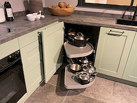 Mk saliegroen hoekopgestelde showroomkeuken - afbeelding 17 van  21