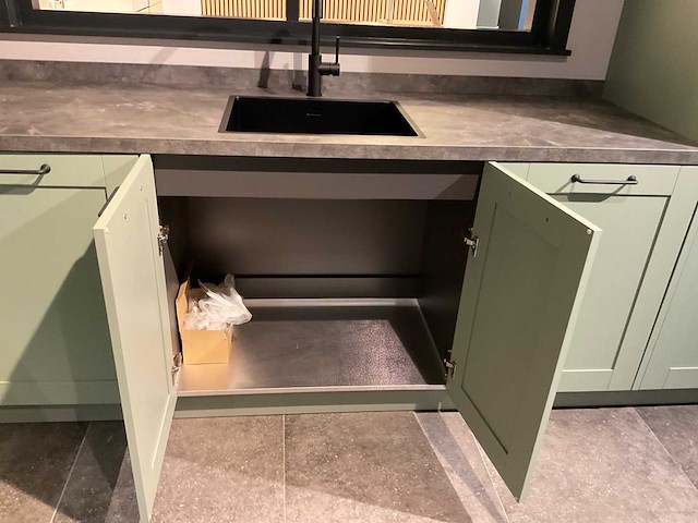 Mk saliegroen hoekopgestelde showroomkeuken - afbeelding 18 van  21