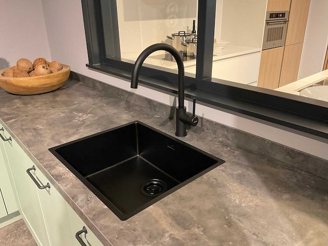 Mk saliegroen hoekopgestelde showroomkeuken - afbeelding 19 van  21